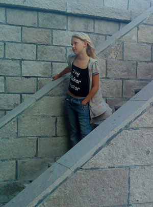 Frida poserar i trappen. 