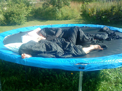 Hr ligger det ungdomar och sover efter en lng natt med kackel och fniss och annat...